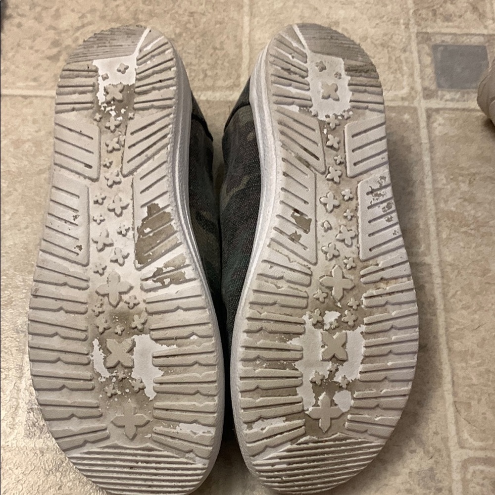 Women’s Camouflage Casual Slip-On Shoes - Green Camo - Picture 4 of 5